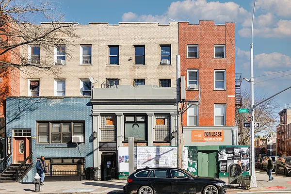 Rented by Safdie Realty Group | media 32