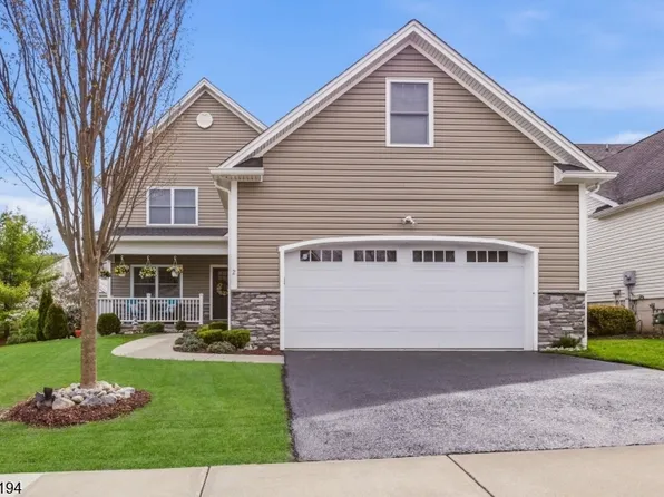 2 Bluffs Ct, Hamburg Boro, NJ 07419