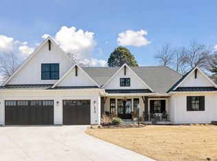 270 Peavey Rd, Wayzata, MN 55391