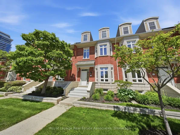32 Saint Lawrence Dr, Mississauga, ON L5G 4V1