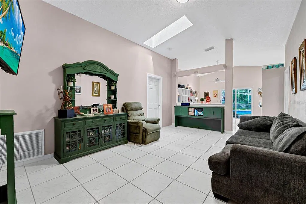 3 bed, 2.0 bath, 1669 sqft, $3,400 — Photo 3