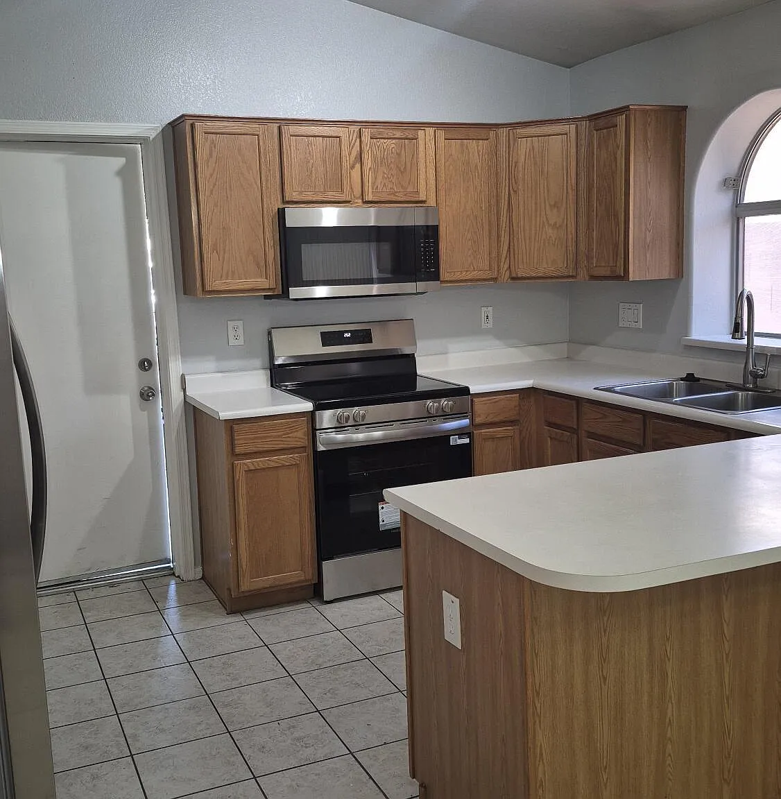 3 bed, 2.0 bath, 1450 sqft, $1,850 — Photo 2