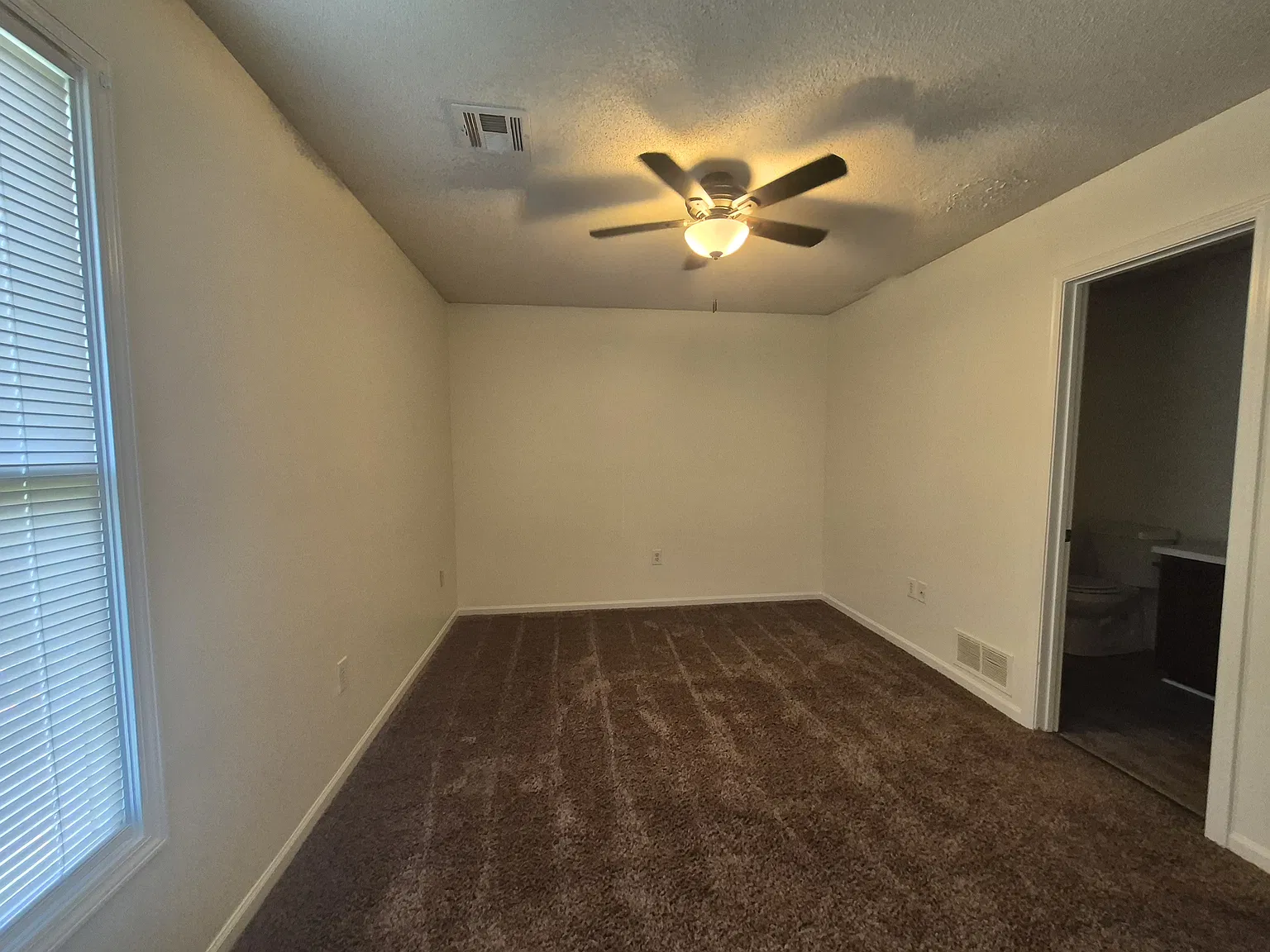 3 bed, 2.5 bath, 1600 sqft, $1,800 — Photo 4