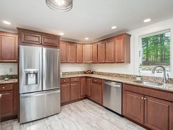 5th image of 660 Ashburnham St