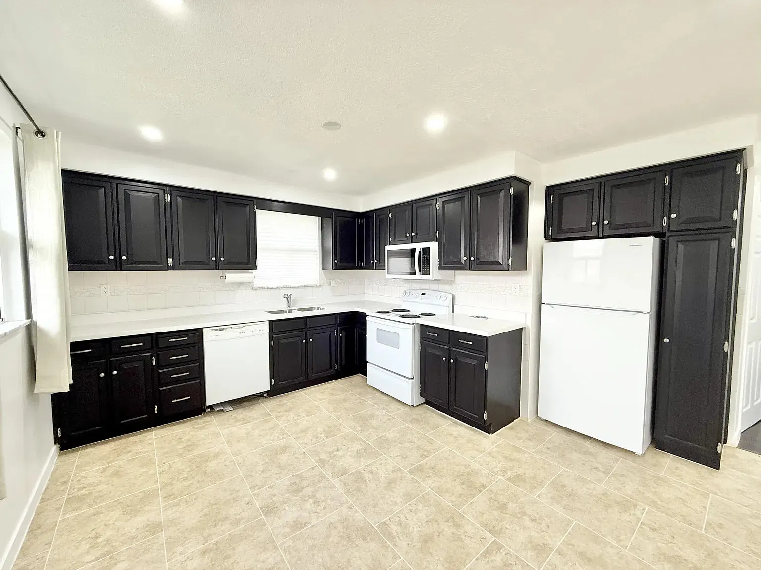 3 bed, 999 sqft, $3,200 — Photo 4