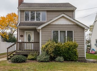 37 Wellfleet Rd, East Rockaway, NY 11518