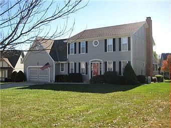 1st image of 904 NE Lakeside Ct