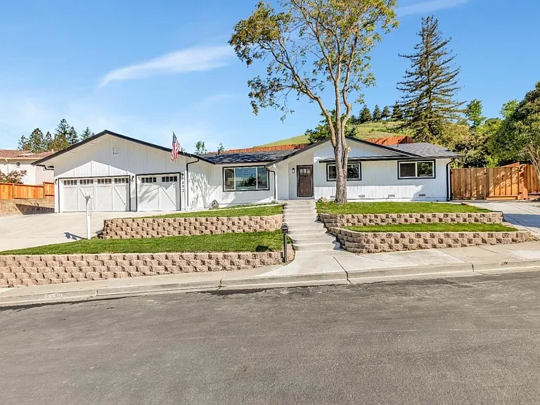 692 Christine Dr.