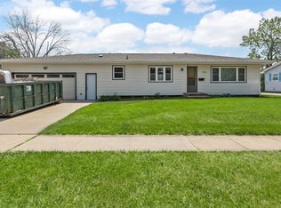 1083 Rainbow Blvd, Hiawatha, IA 52233