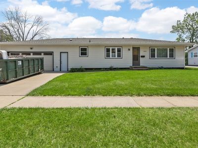 1083 Rainbow Blvd, Hiawatha, IA, 52233