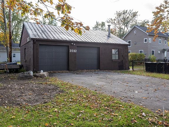 2nd image of 3592 Shoreline Dr