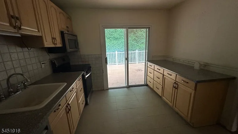95 Longwood Lake Rd
