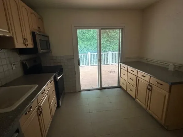 95 Longwood Lake Rd, Oak Ridge, NJ 07438