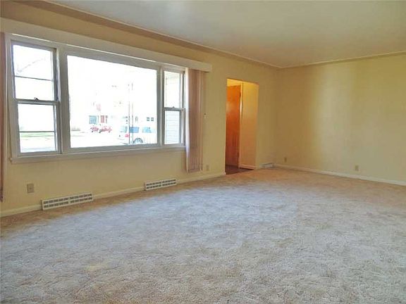 3rd image of 2626 Wyoming Ave