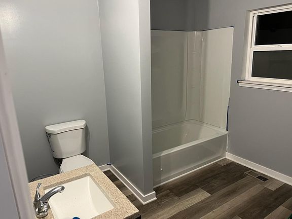 3rd image of 1423 Evans Ave