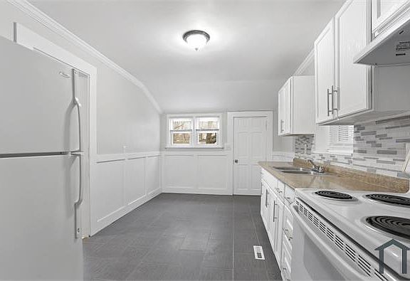4th image of 393 Huntington St