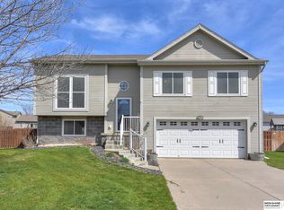 806 Clearwater Dr, Papillion, NE 68046