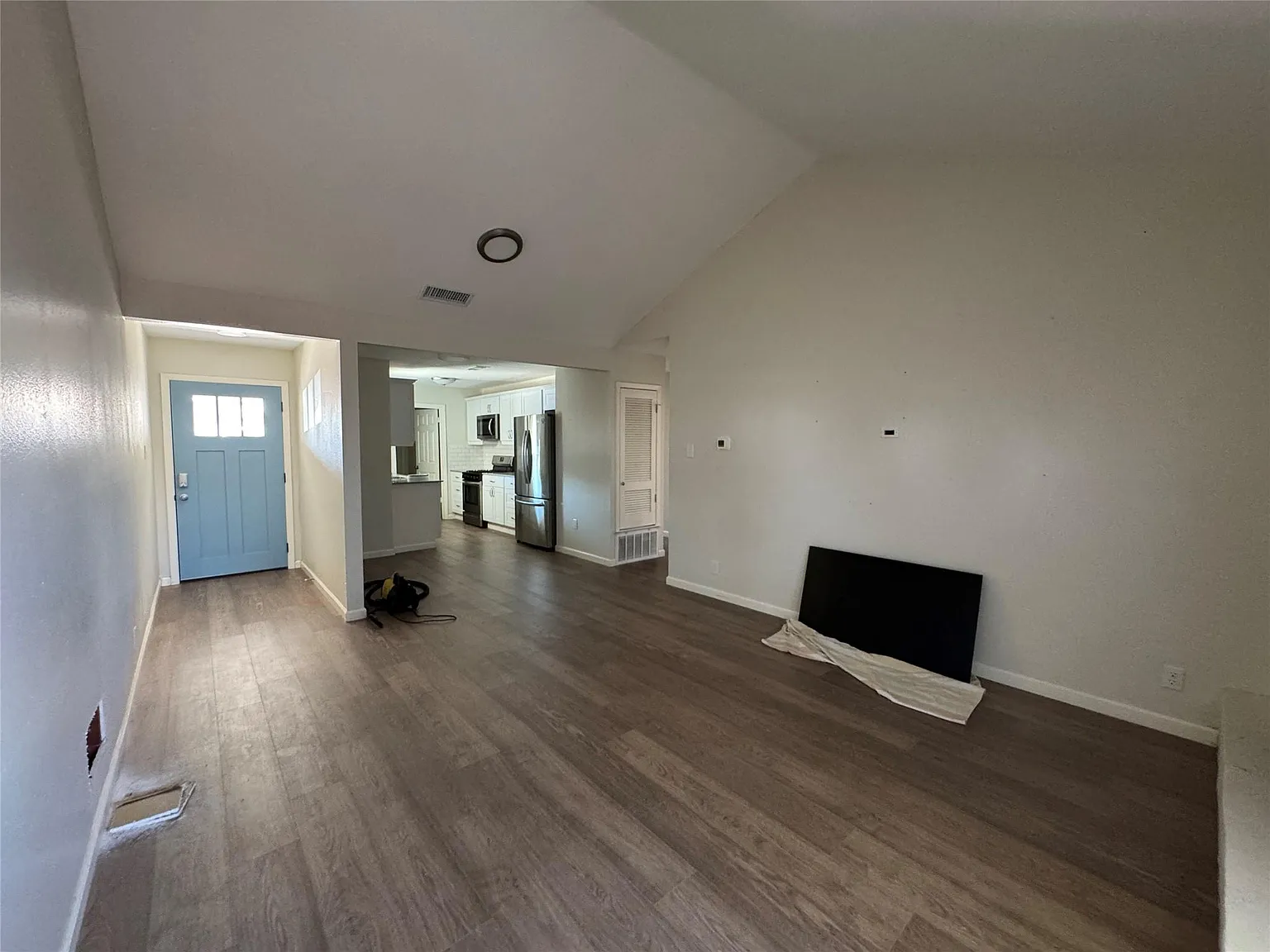 3 bed, 2.0 bath, 999 sqft, $2,300 — Photo 3