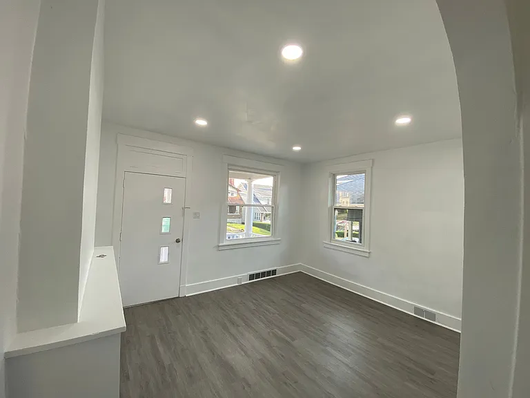 52 Amherst Ave — Photo 6