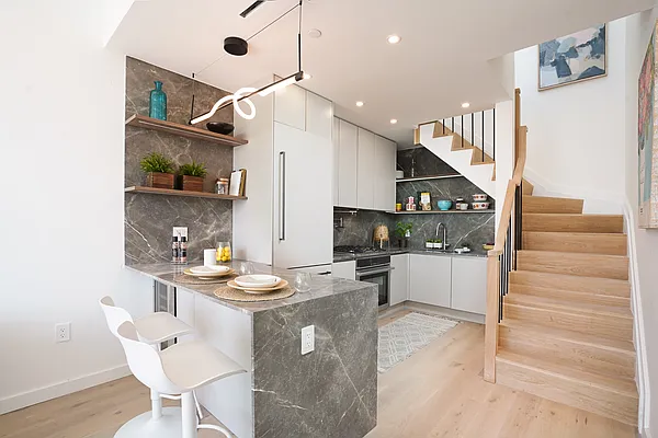 Sold by The In House Group | media 6