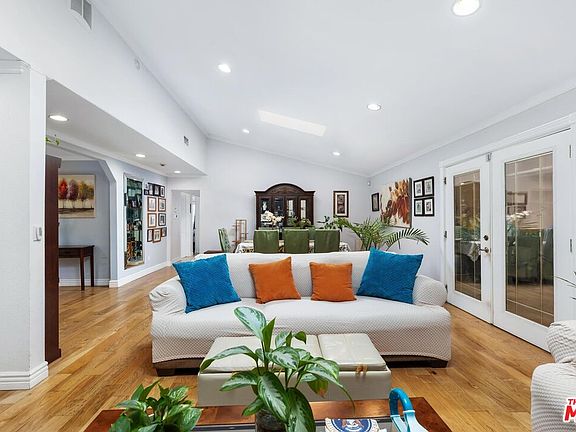 4th image of 20628 Clark St