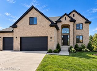 29736 Red Fox Ln, Chesterfield, MI 48047