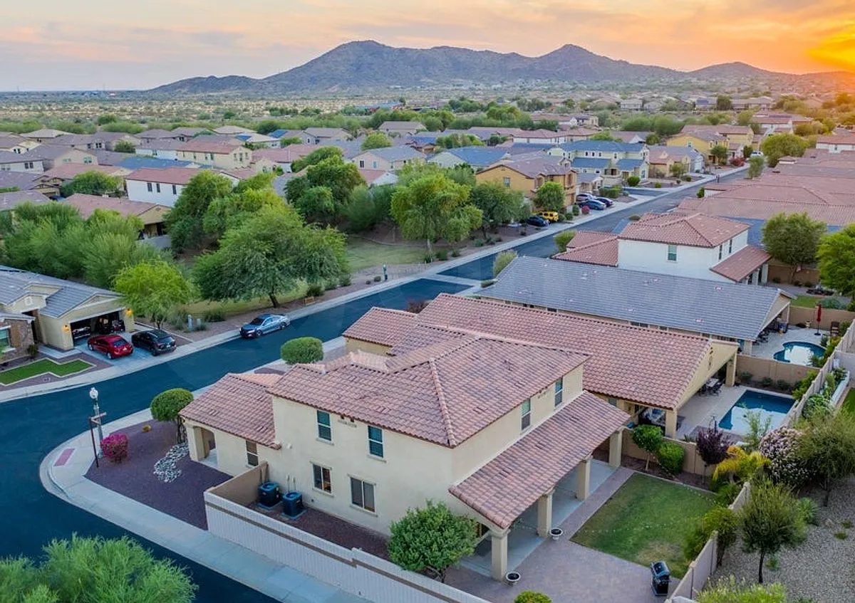 5 bed, 3.5 bath, 2882 sqft, $2,990 — Photo 4