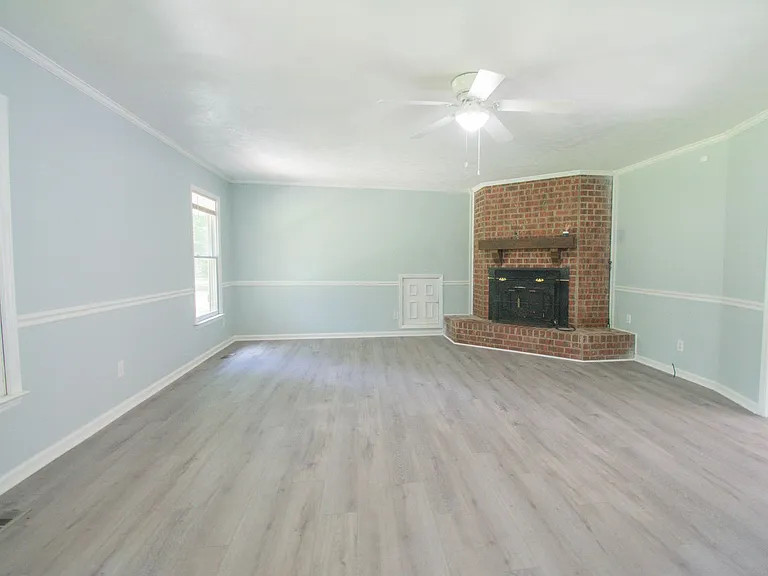 1316 Middle Rd — Photo 2