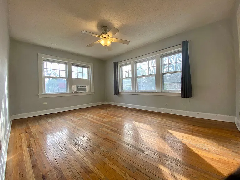 Valentine Place Apartments — Photo 15