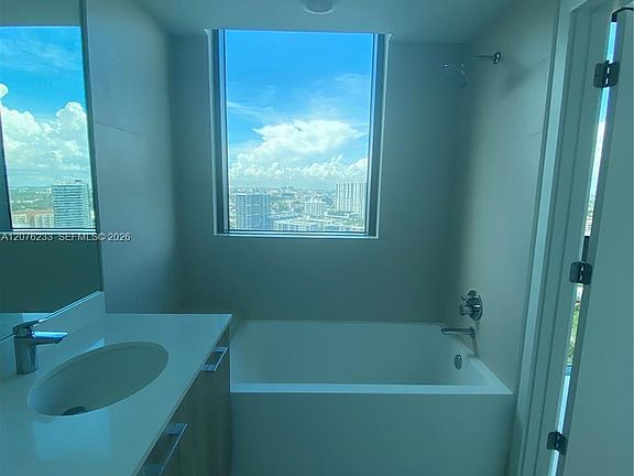 5th image of 501 NE 31st St Unit 2509
