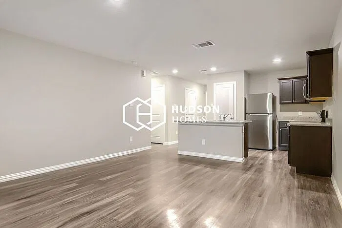 3 bed, 2.0 bath, 1028 sqft, $1,525 — Photo 3