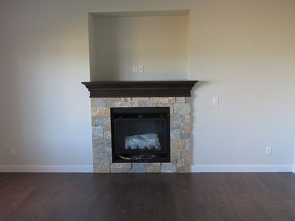 5th image of 10 Viceroy Cres #10