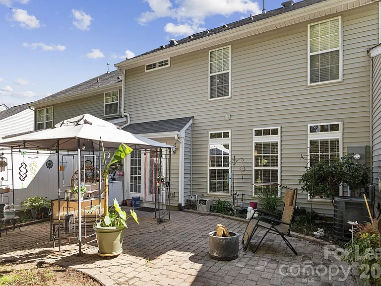 6037 Queens Walk Ct — Photo 34