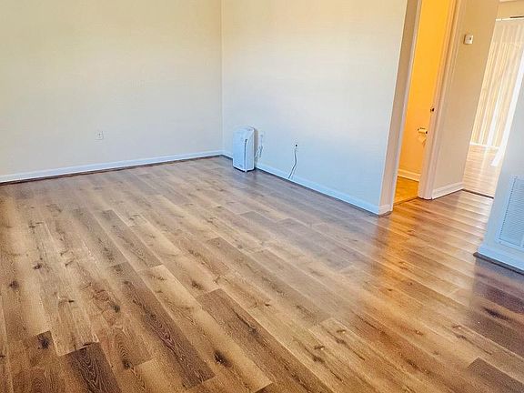3rd image of 204 Ash Hollow Dr
