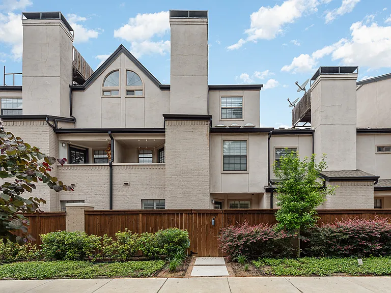 3901 Travis St — Photo 1