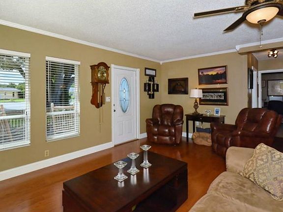 4th image of 805 Cypress Wood Ln