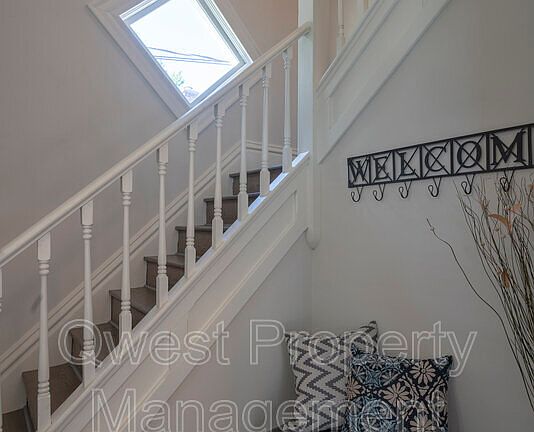 5th image of 806 Emerald Ave NE #1