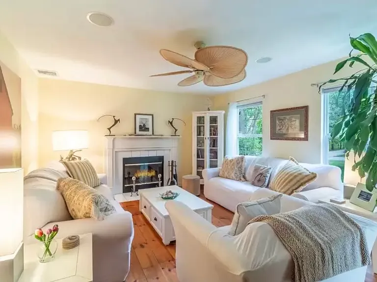 24 Wendy Ln — Photo 2
