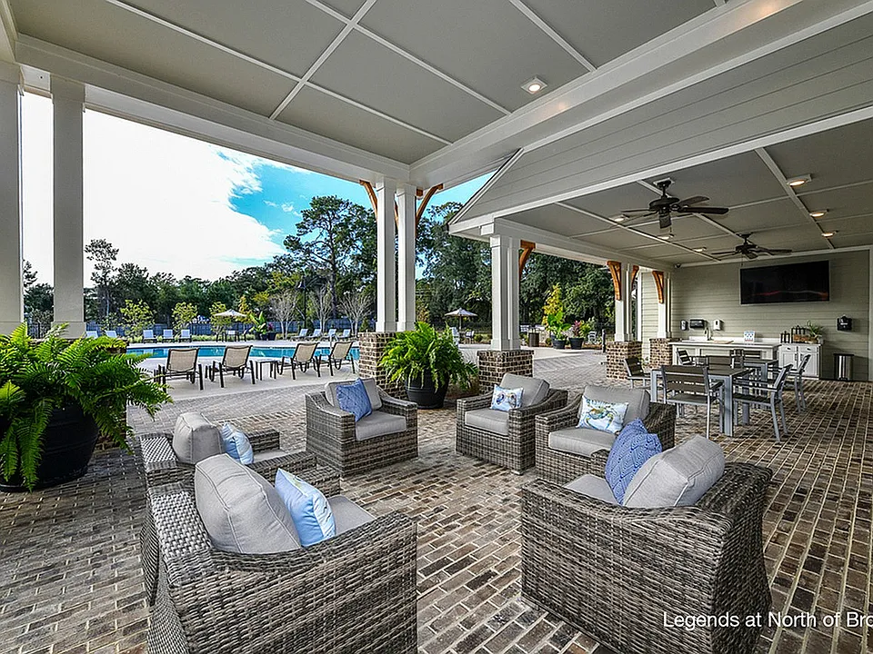 Legends North of Broad Covered Poolside Terrace
