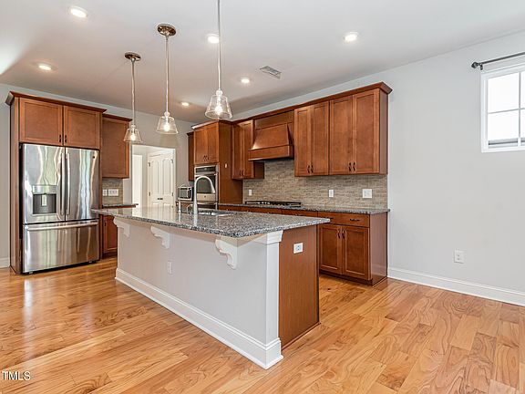 3rd image of 1009 Meadow Pond Dr