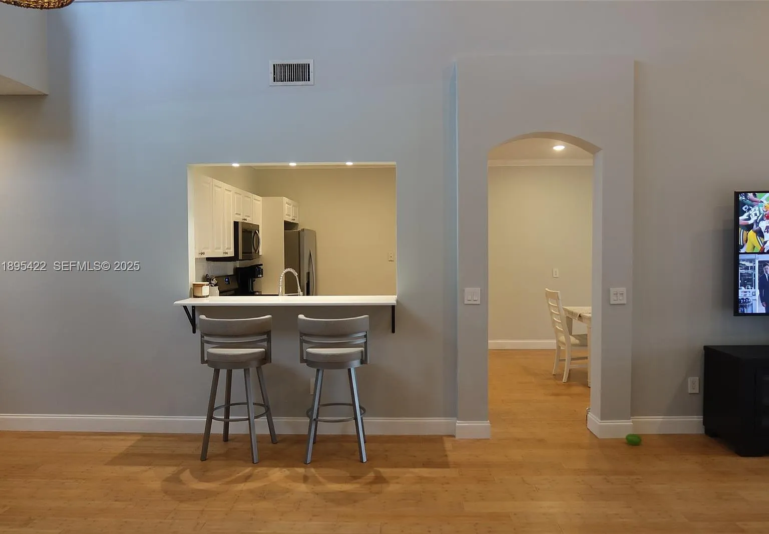 3 bed, 1842 sqft, $10,500 — Photo 4