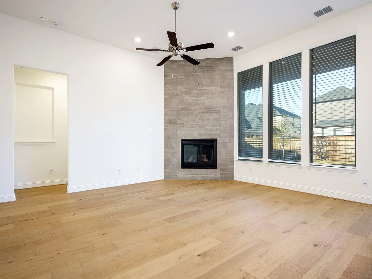 4 bed, 3307 sqft, $4,950 — Photo 3