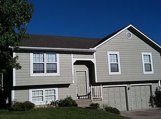 1233 NE Colleen Dr, Lees Summit, MO 64086