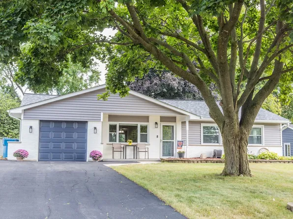 1005 Apple Valley Dr, Bartlett, IL 60103