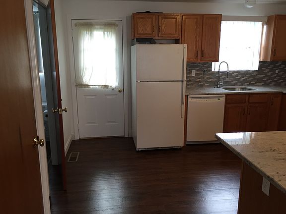 3rd image of 28 Firethorn Dr