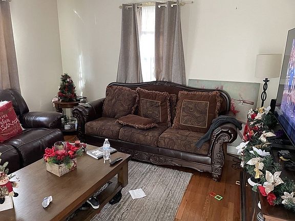 3rd image of 1017 Lonsdale Ave