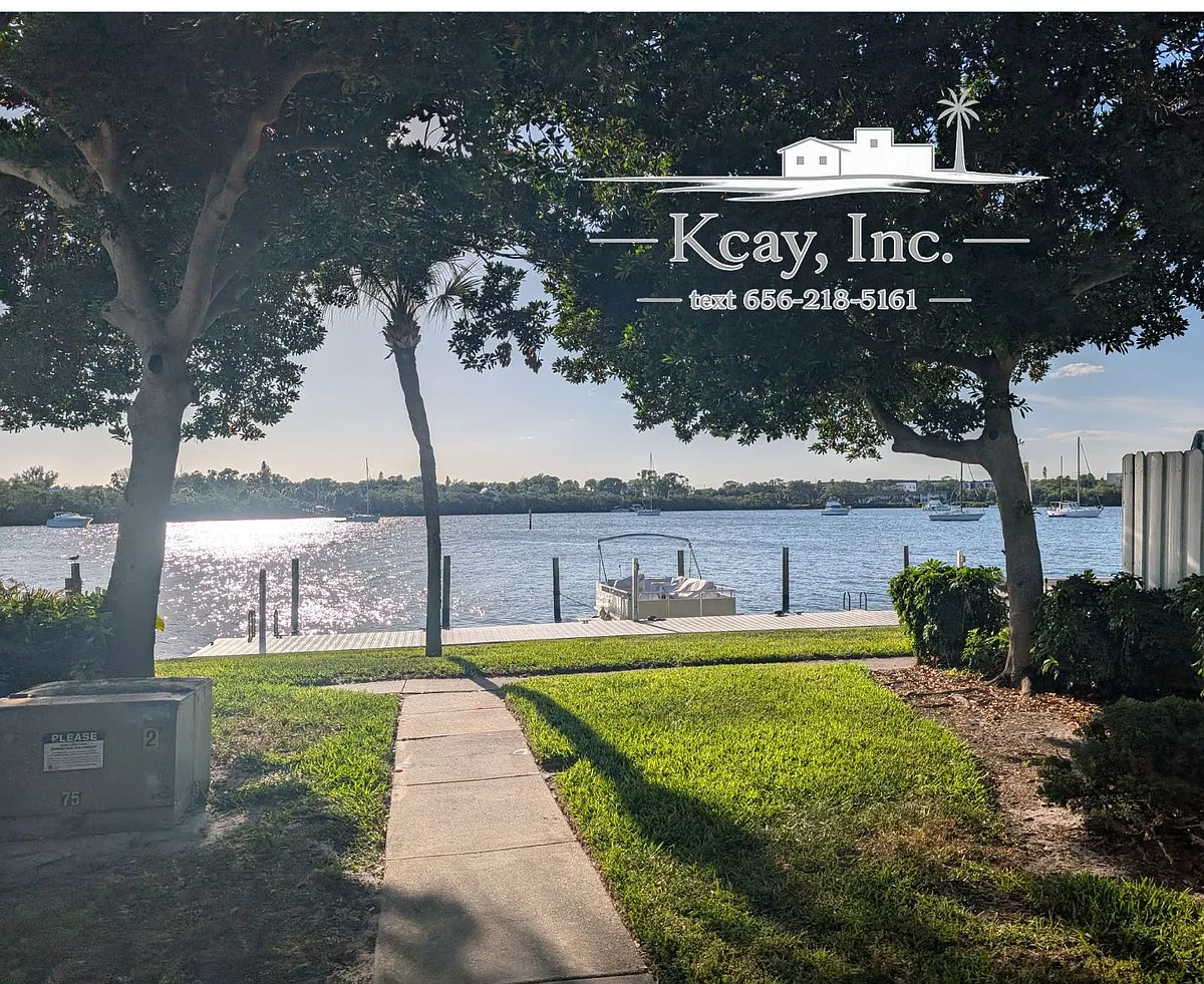 Building Photo - 101 Pompano Dr SE #D