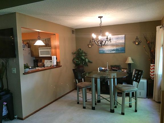 3rd image of 15 Stoney Creek Dr