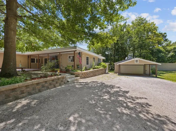 9737 N Holy Cross Rd, Fairview Heights, IL 62208