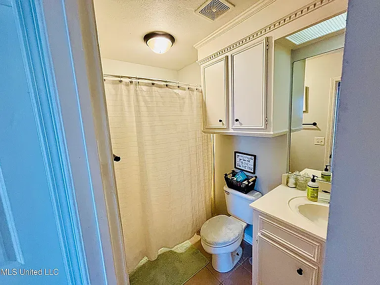 3 bed, 1446 sqft, $2,300 — Photo 2
